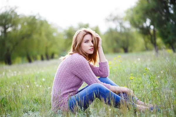 A beautiful girl enjoys nature. — 图库照片