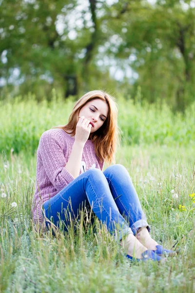 A beautiful girl enjoys nature. — Stock Photo, Image