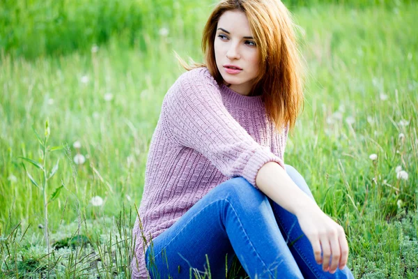 A beautiful girl enjoys nature. — Stock Photo, Image