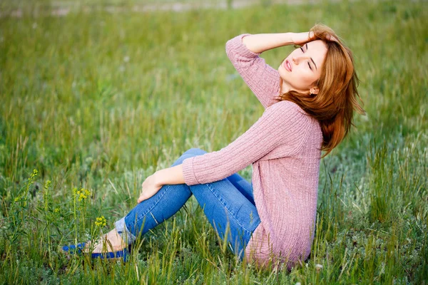 Ein schönes Mädchen genießt die Natur. — Stockfoto