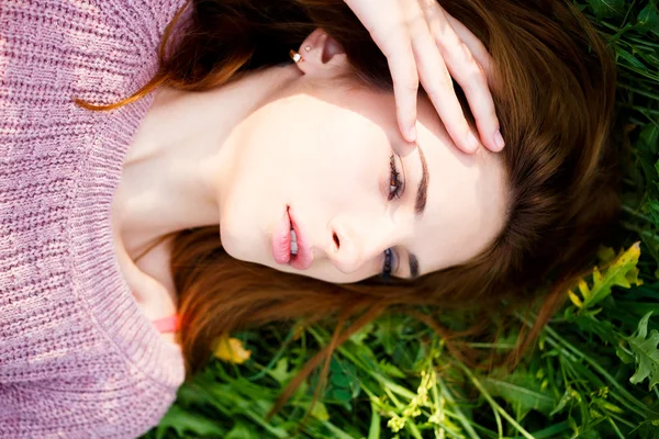 A beautiful girl enjoys nature. — Stock Photo, Image