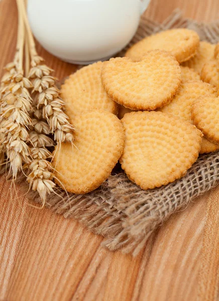 Galletas en la mesa de madera —  Fotos de Stock