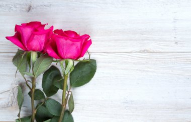 ahşap masa üstünde güzel güller