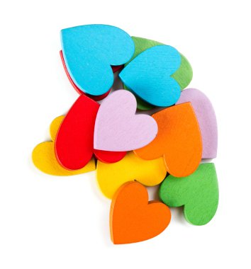 Ahşap kalpleri üzerinde beyaz izole