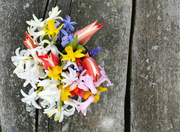 Frühlingsblumen auf Holztisch — Stockfoto