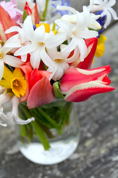 Jarní květiny na dřevěný stůl — Stock fotografie