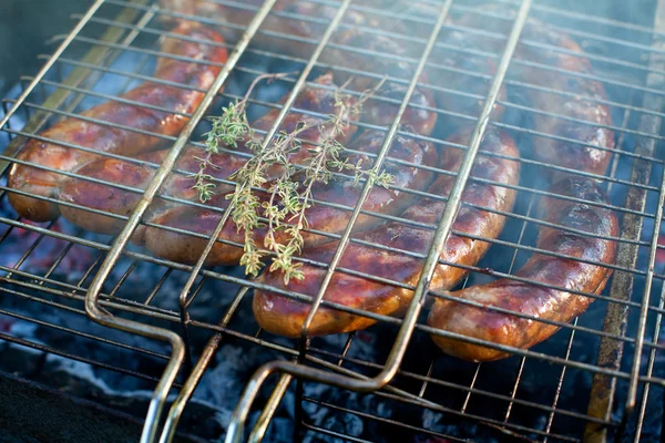 Deliziose salsicce barbecue all'aperto — Foto Stock