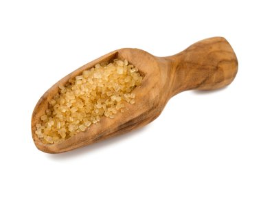 Kahverengi şeker kamışı bir tahta kaşık içinde