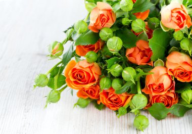 ahşap yüzey üzerinde turuncu gül