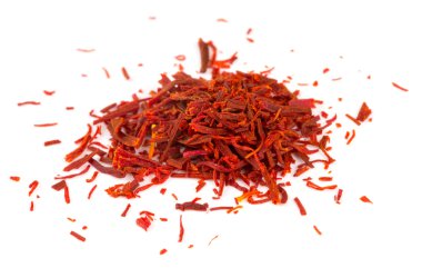 Beyaz arka plan üzerinde izole safran yığını