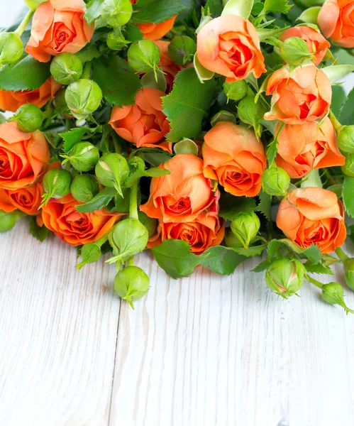 Oranje Rozen op de houten ondergrond — Stockfoto