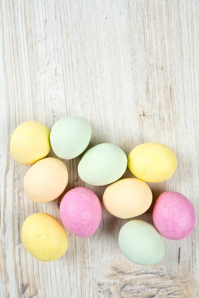 Ovos marcipan na superfície de madeira branca — Fotografia de Stock