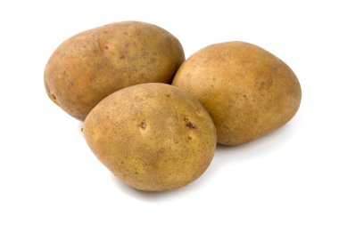 Olgun patatesler üzerine beyaz izole