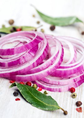 ahşap yüzeyde baharat ve kırmızı soğan