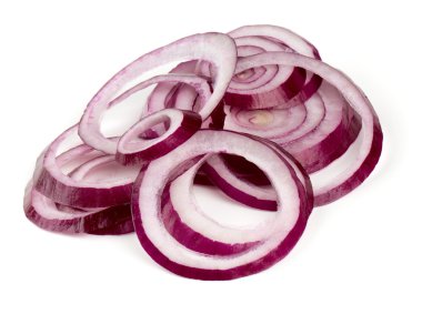 Beyaz üzerine izole edilmiş kırmızı soğan dilimleri