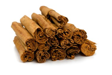 Seylan tarçın izole üzerinde beyaz sopa