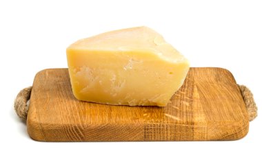 izole kesme tahtası üzerinde parmesan peyniri