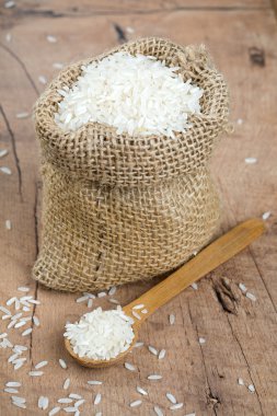 bir çuval bezi çanta ahşap yüzey üzerinde pirinç