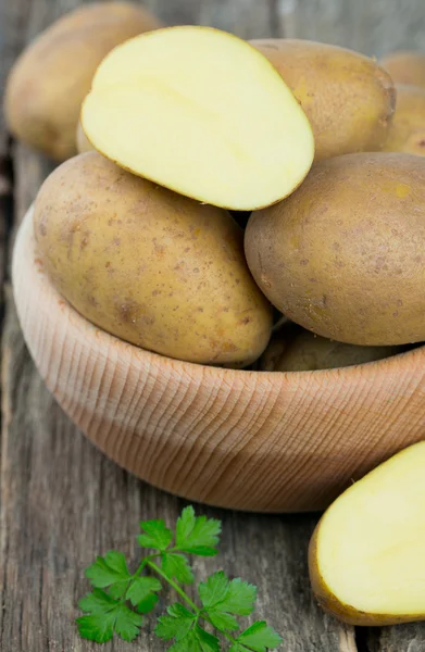 Nieuwe aardappel in een houten kom — Stockfoto