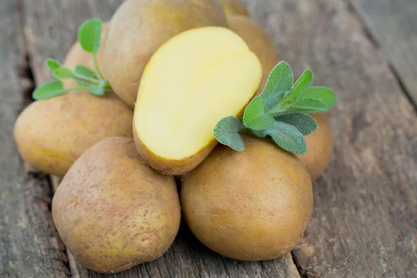 Patate nuove su una superficie di legno — Foto Stock