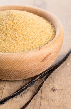 vanilya pods ve kahverengi şeker kamışı bir kase