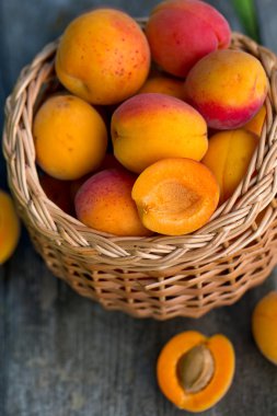 Kayısı sepeti ahşap zemin üzerinde