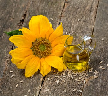 ayçiçeği tohumu yağı ahşap yüzey üzerinde