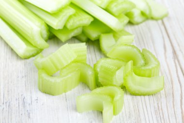 kereviz ahşap masanın üstüne kesmek