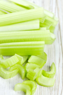 kereviz ahşap masanın üstüne kesmek