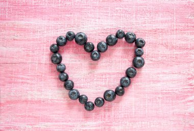 ahşap yüzey üzerinde yaban mersini