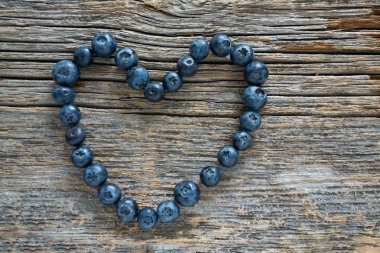 ahşap yüzey üzerinde yaban mersini