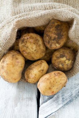 ahşap yüzeyde patates