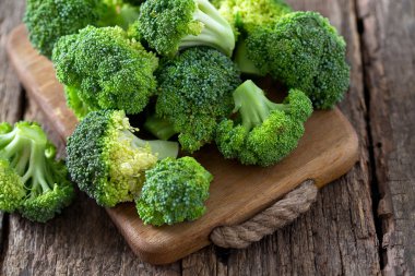 Tahta yüzeyde taze brokoli.