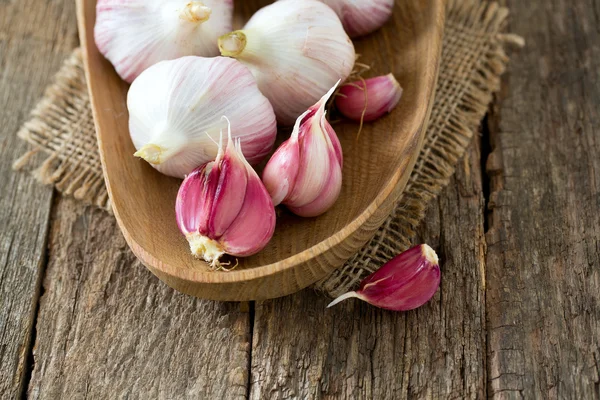 Ajo fresco sobre superficie de madera — Foto de Stock