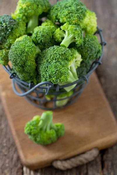 Brokoli segar pada permukaan kayu — Stok Foto