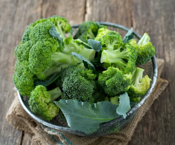 Verse broccoli op houten ondergrond — Stockfoto