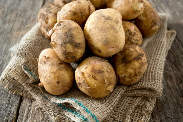 Patatas en la superficie de madera —  Fotos de Stock