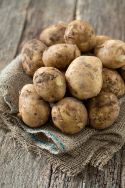 ahşap yüzeyde patates