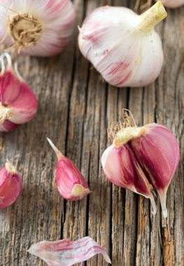 Tahta yüzeyde taze sarımsak