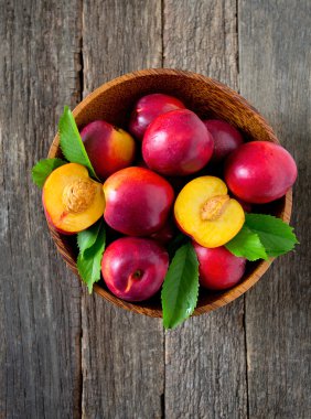 Olgun nektarin masada