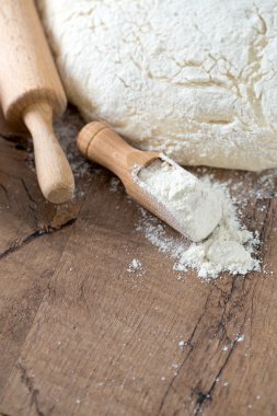ahşap oklava ile taze hazırlanmış hamur
