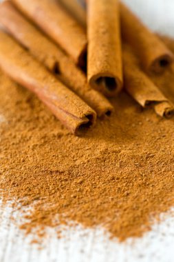 tarçın ve tarçın çubukları zemin