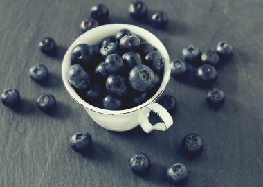 taş tahta üzerinde yaban mersini