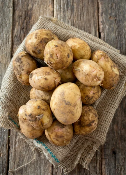 Potatis på träytan — Stockfoto