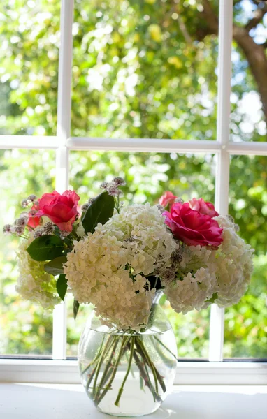 Vacker bukett av blommor på fönsterbrädan — Stockfoto