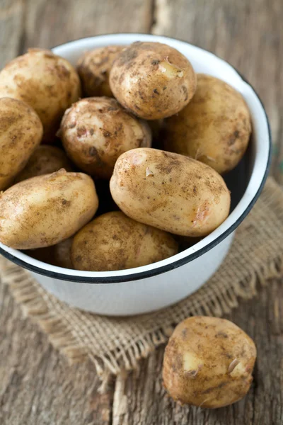 Aardappelen op houten oppervlak — Stockfoto
