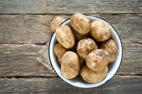 Patatas en la superficie de madera — Foto de Stock