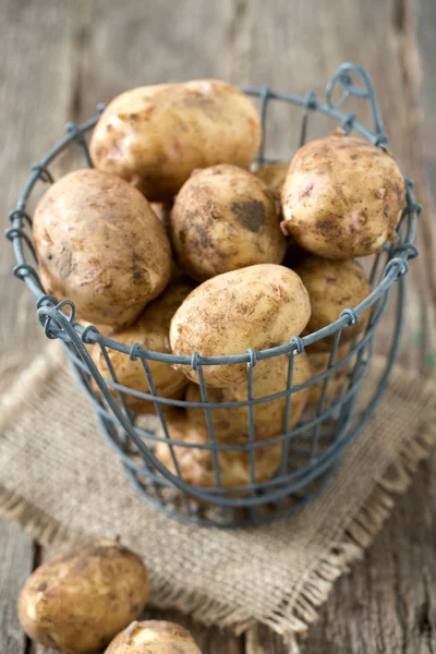 Aardappelen op houten oppervlak — Stockfoto