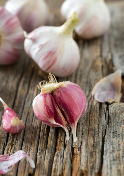 Ajo fresco sobre superficie de madera — Foto de Stock