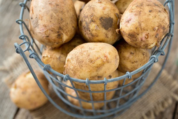 Patatas en la superficie de madera — Foto de Stock